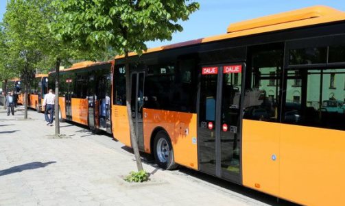 Qeveria pranon kushtet: Pakete ndihme per transportin publik, cfare ndodh me bileten